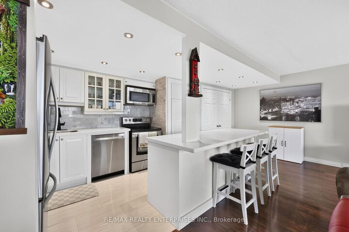 Property Photo:  50 Elm Drive E 610  ON L5A 3X2 