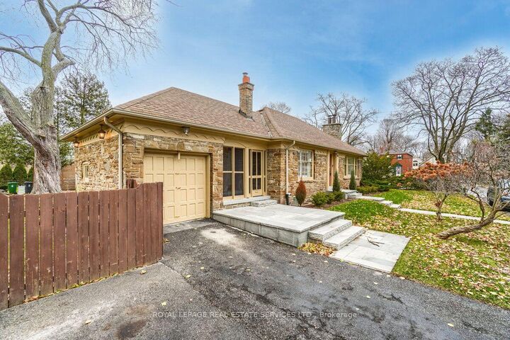 Property Photo:  880 Royal York Road  ON M8Y 2V6 