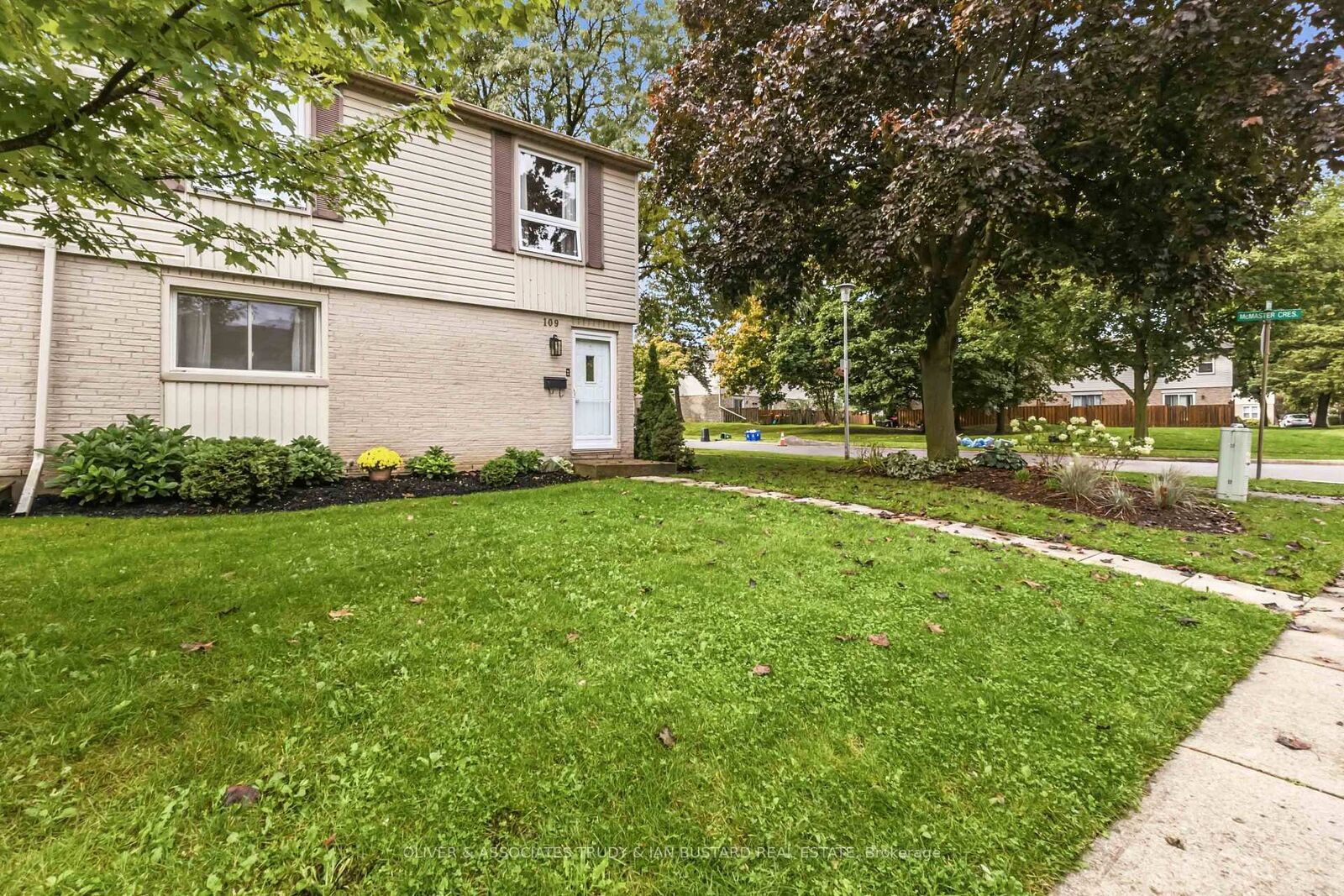 Property Photo:  109 McMaster Drive E  ON N6K 1J3 