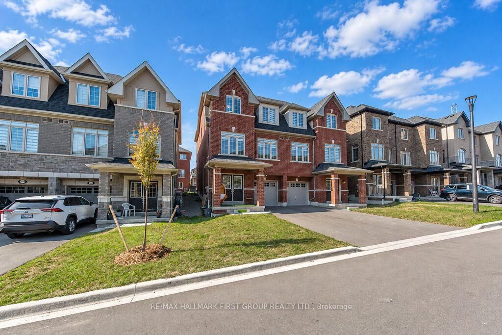 Property Photo:  2620 Apricot Lane  ON L1X 0G8 