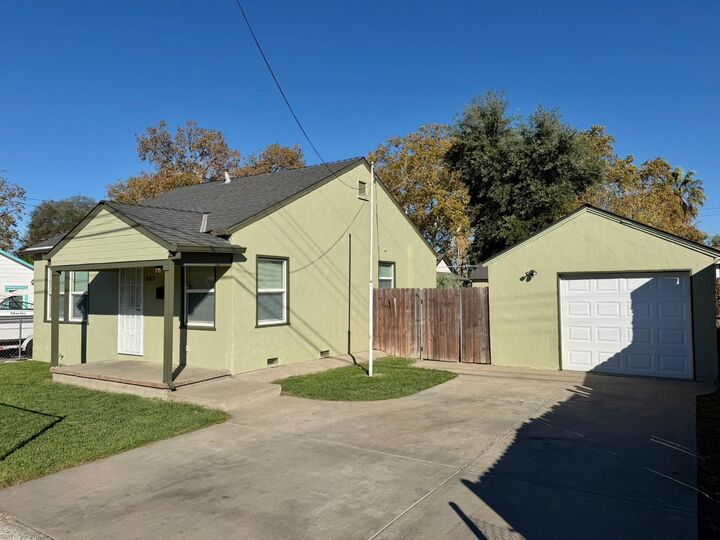 Property Photo:  887 Edgewood Avenue  CA 95815 