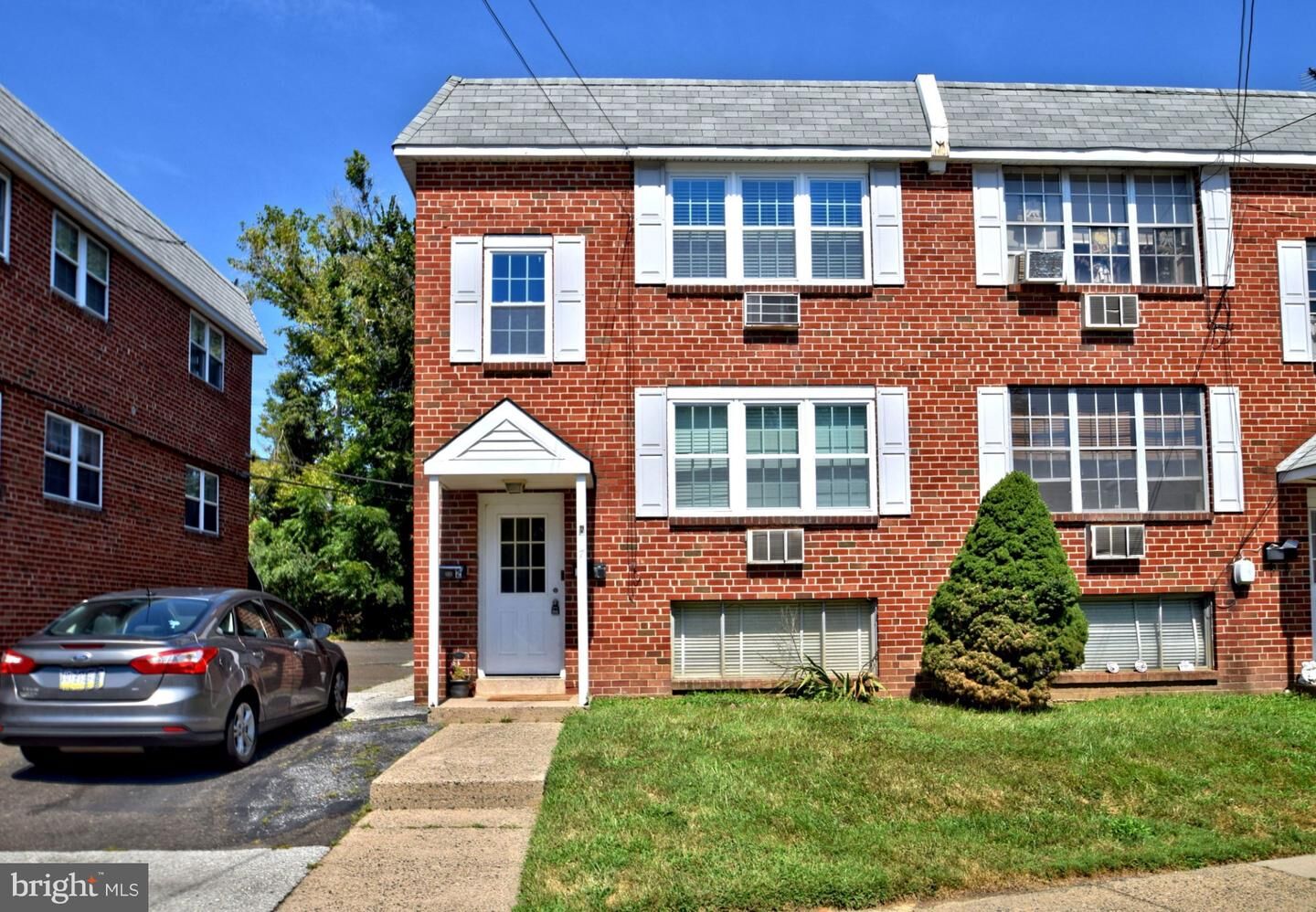 Property Photo: 7 Glenn Circle 7B PA 19038