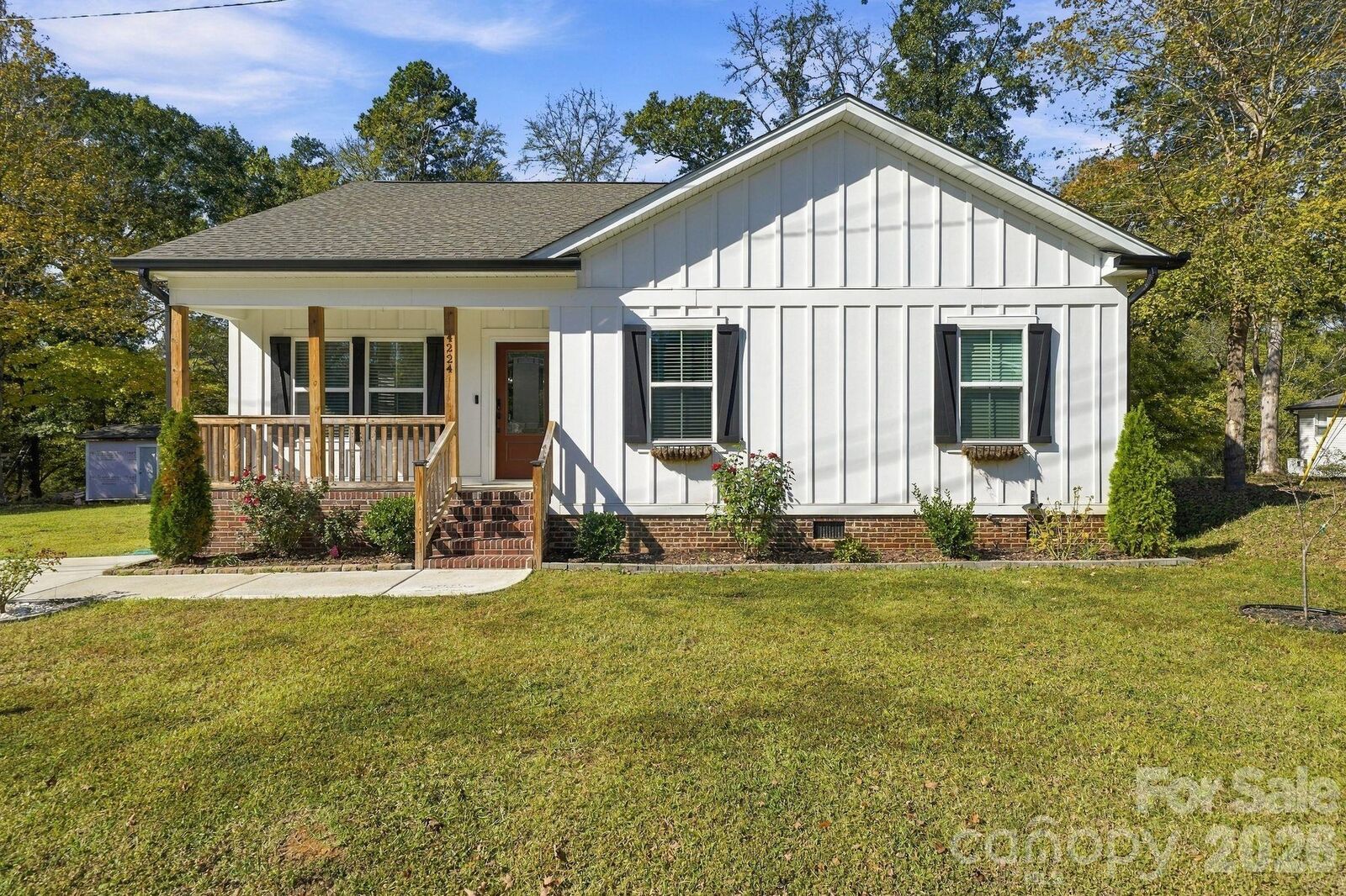 Property Photo: 4224 Pebblebrook Circle NC 28027