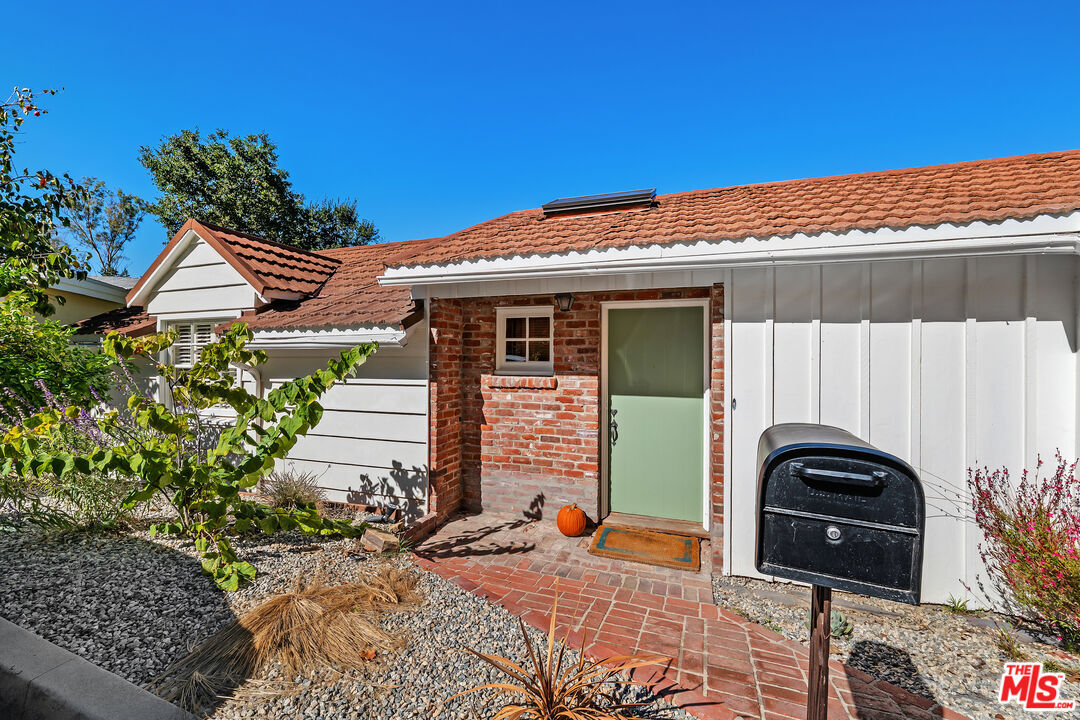 Property Photo: 4037 Milaca Pl CA 91423