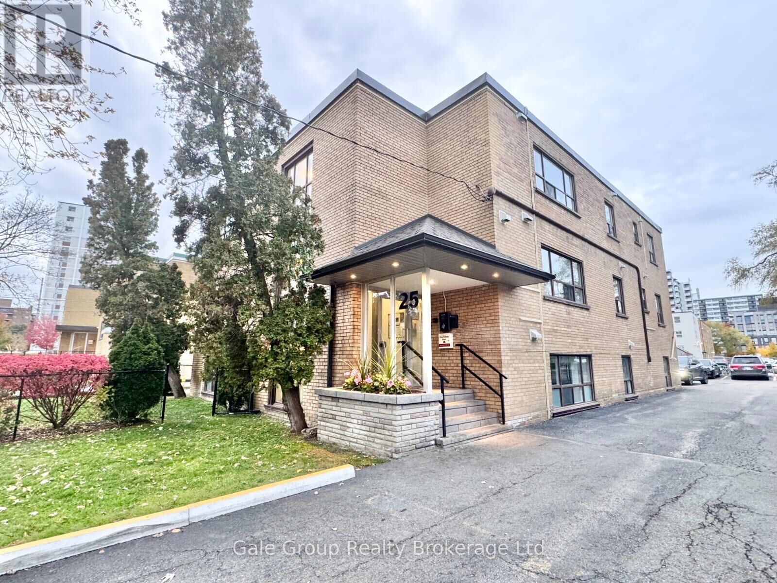 Property Photo:  25 Paisley Boulevard East Unit-2  ON L5A 1P3 