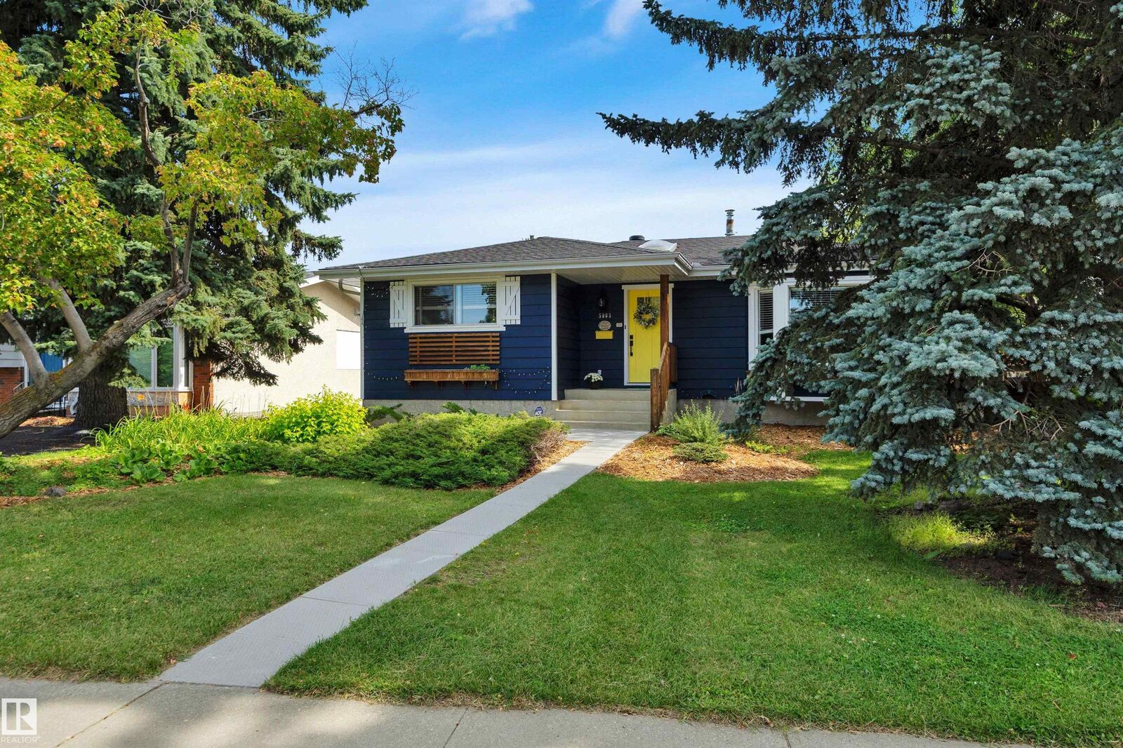 Property Photo:  5003 143 Street NW  AB T6H 4E1 