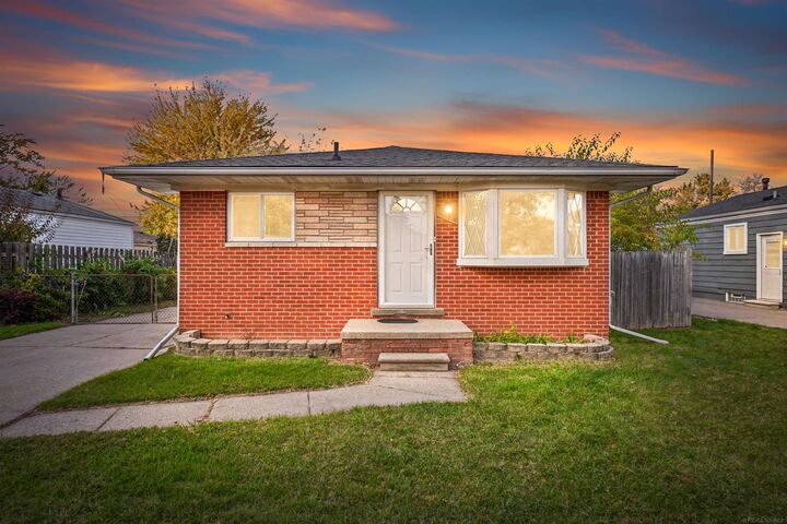 Property Photo:  19741 Broadacres St Street  MI 48035 