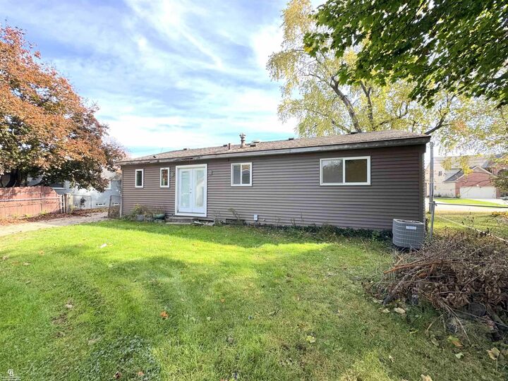 Property Photo:  3257 Talbot Drive  MI 48083 