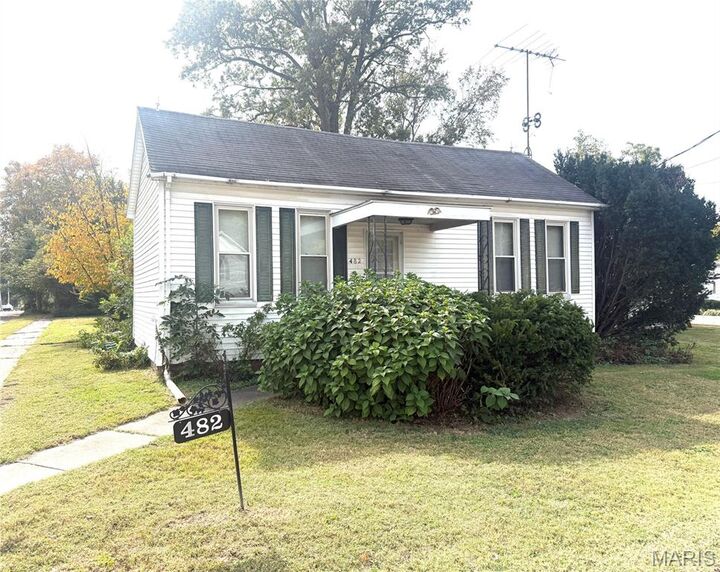Property Photo:  482 E Walnut Street  IL 62263 