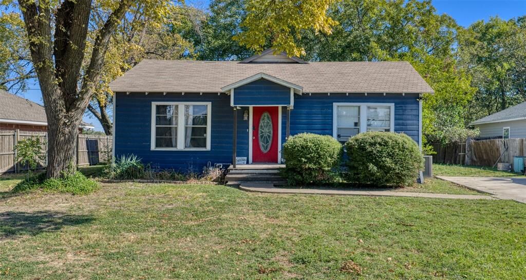 Property Photo: 637 N 15th Street TX 75110