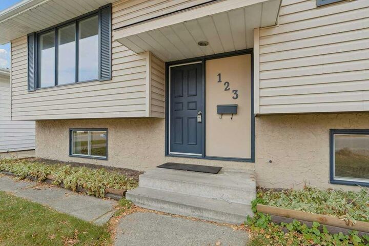 Property Photo:  123 Lynnview Way SE  AB T2C 1T4 