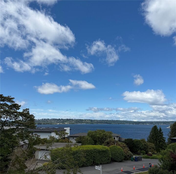 Property Photo:  916  18th Avenue W  WA 98033 