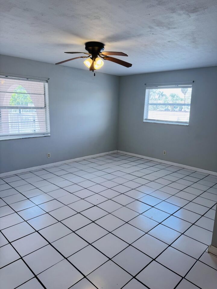 Property Photo: 1100 SE 4th Avenue 1 FL 33441