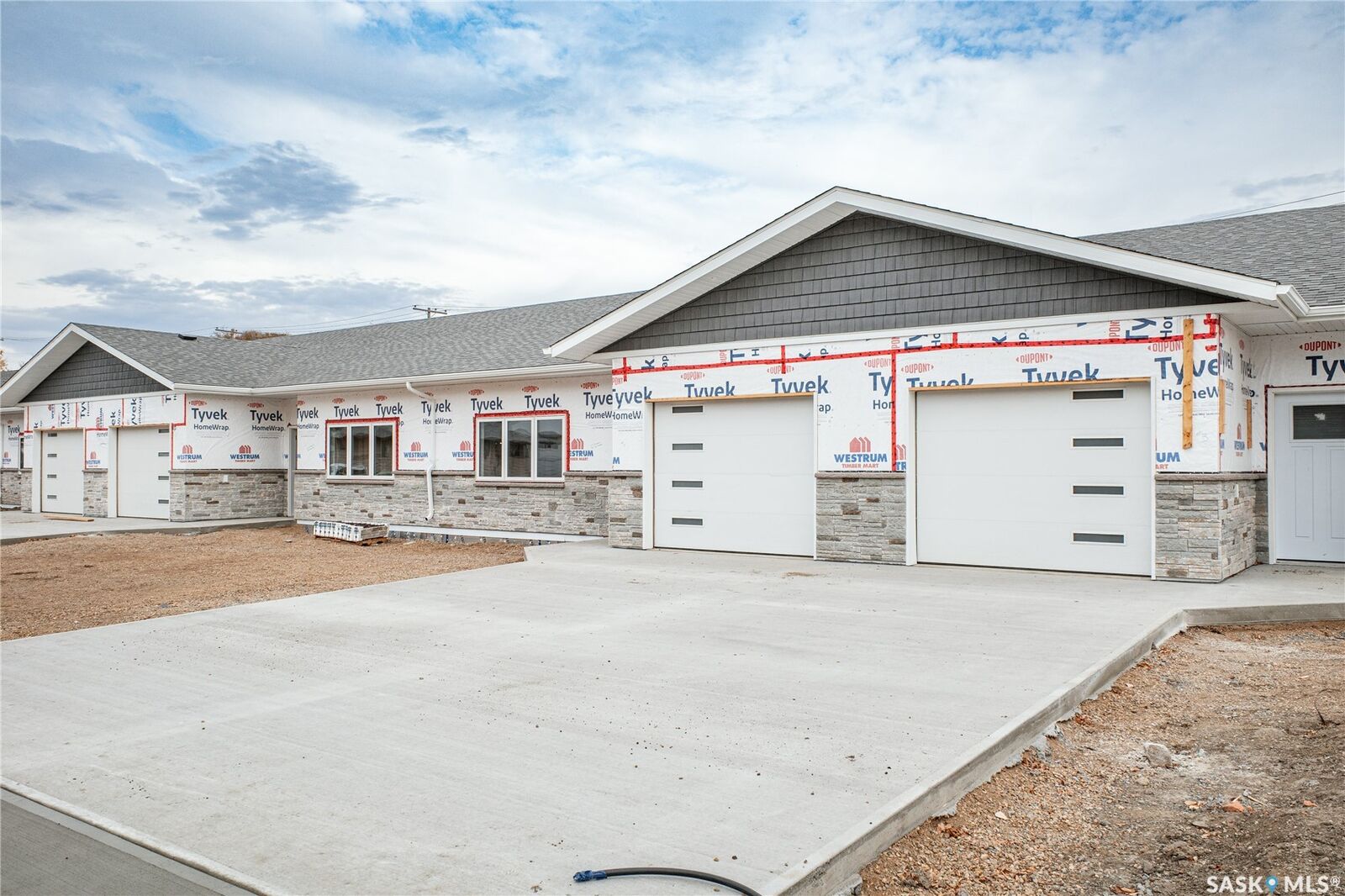 Property Photo:  129 3rd Avenue NE 7  SK S6H 8A9 