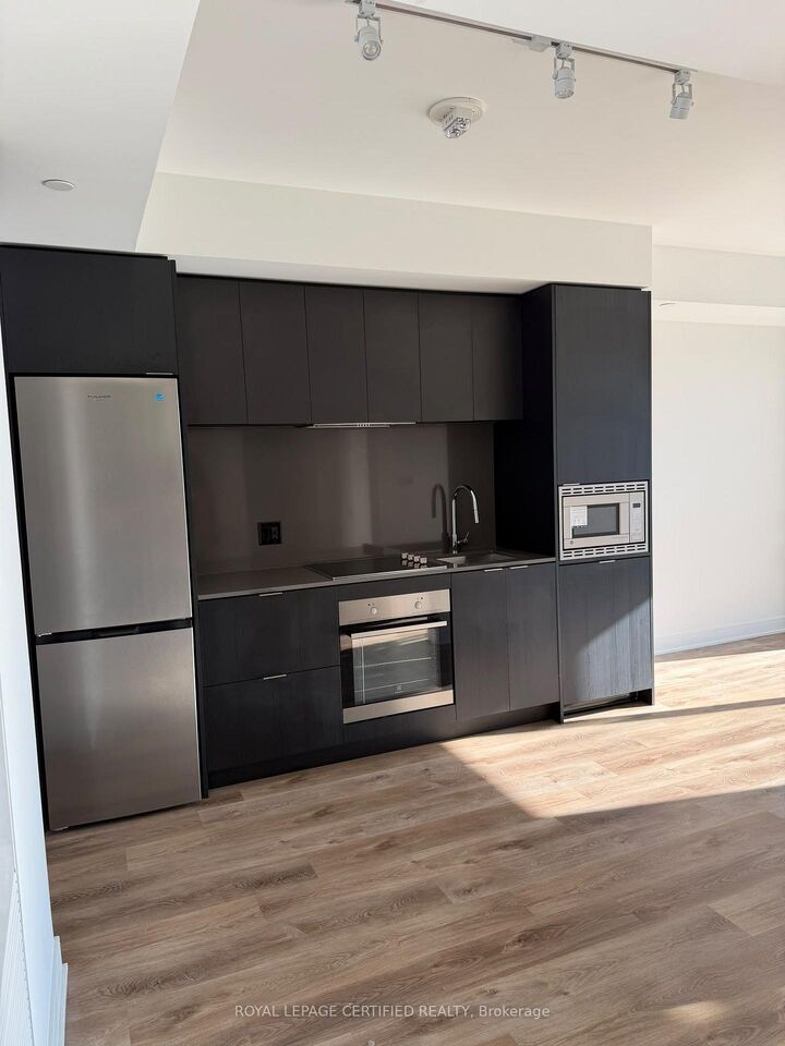 Property Photo:  86 Dundas Street 1121  ON L5A 1W4 