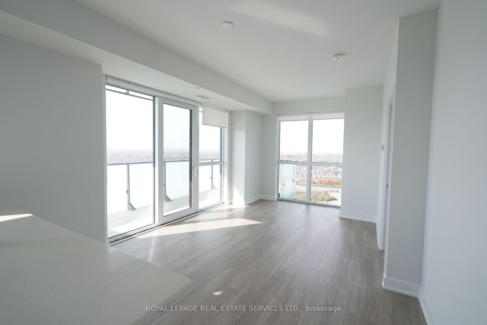 Property Photo: 4130 Parkside Village Drive 3401 ON L5B 0L7