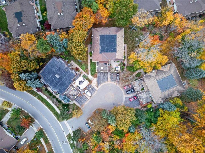 Property Photo:  250 Kingswood Drive 6  ON N2E 2K2 