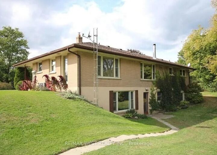 Property Photo: 130 Cousins Drive E ON L4G 7B3