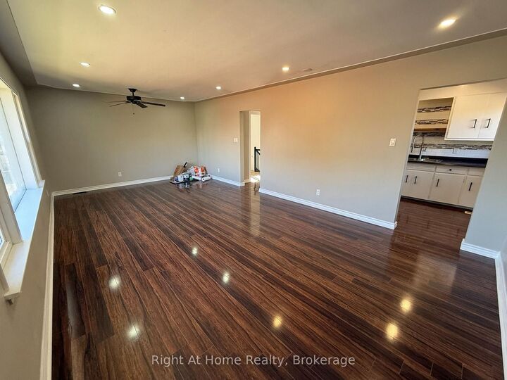 Property Photo:  7 Balmoral Drive 3  ON N2M 2J7 