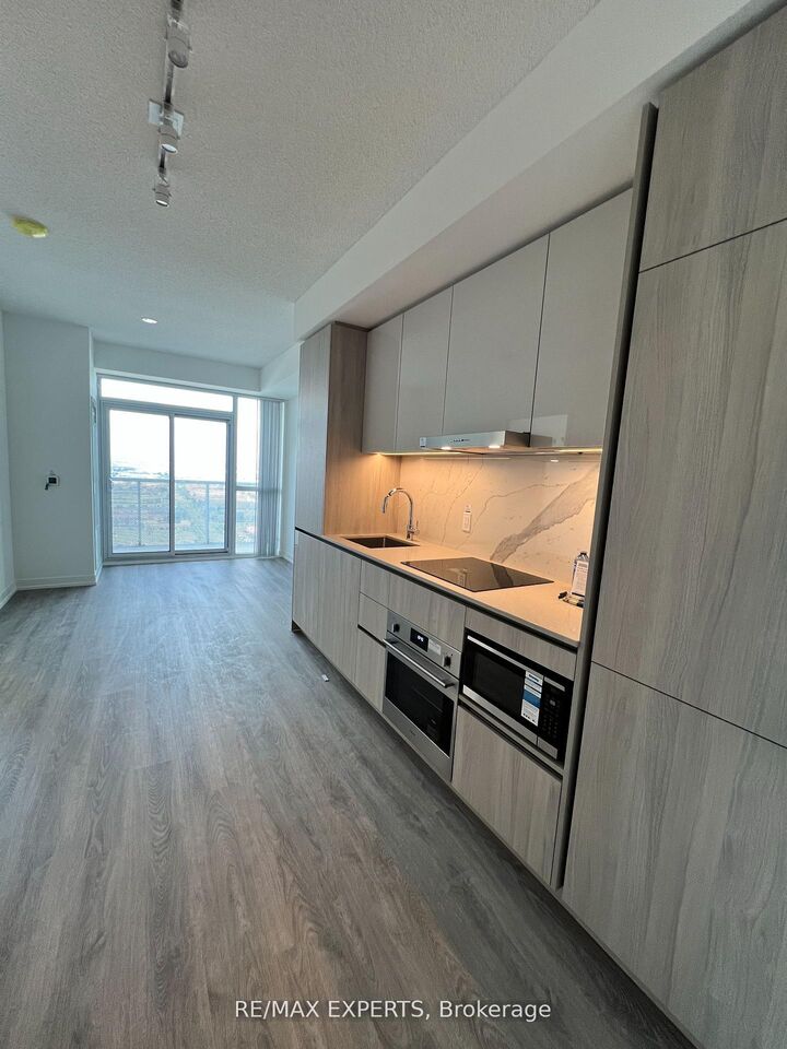 Property Photo:  8 Interchange Way 2803  ON L4K 5Z7 