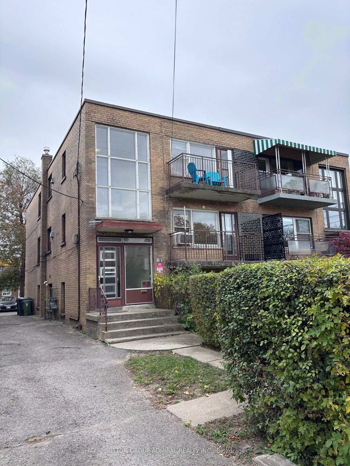 Property Photo: 7 Elway Court Unit 2 ON M6B 2N7