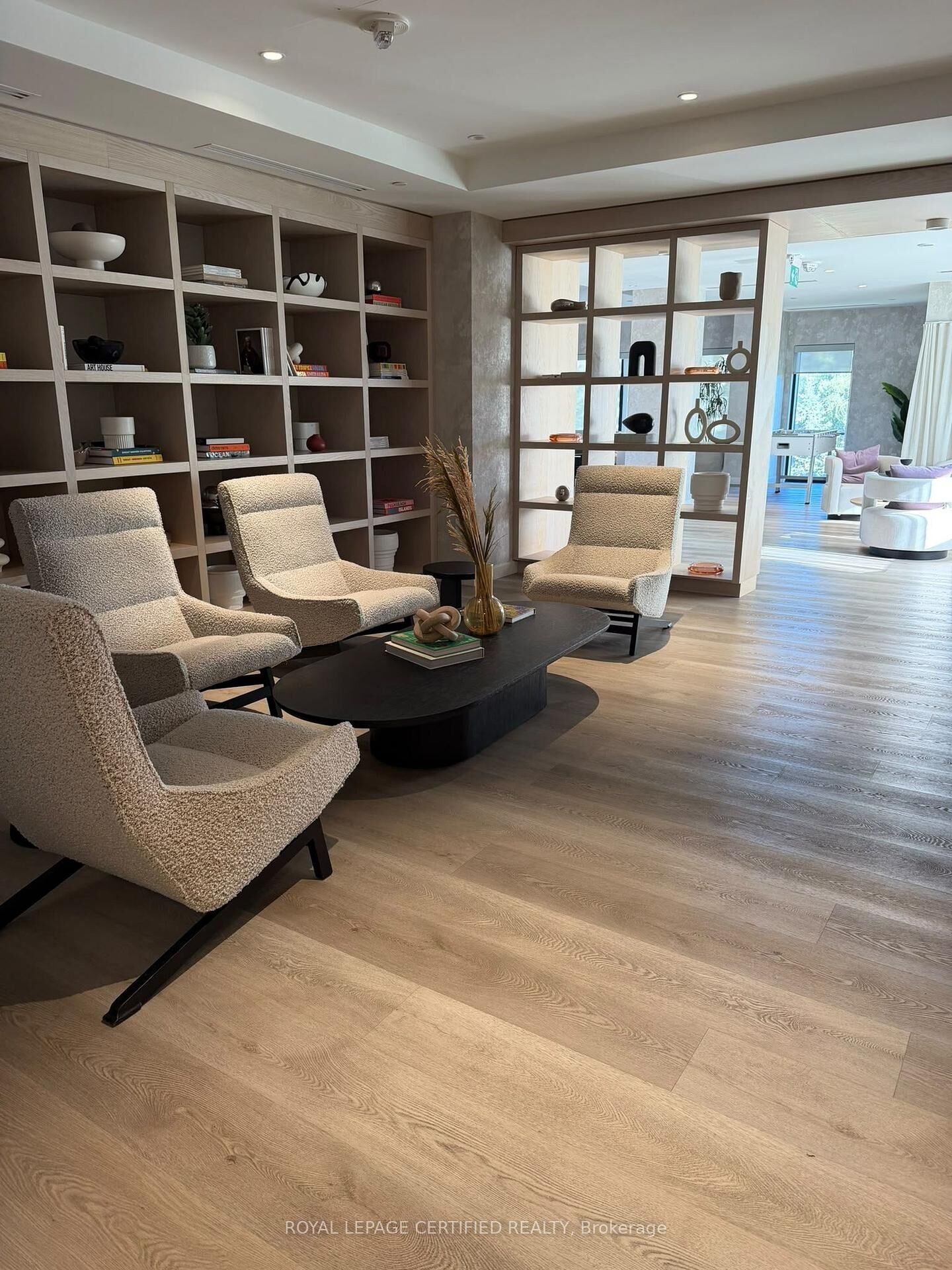 Property Photo:  86 Dundas Street 1121  ON L5A 1W4 