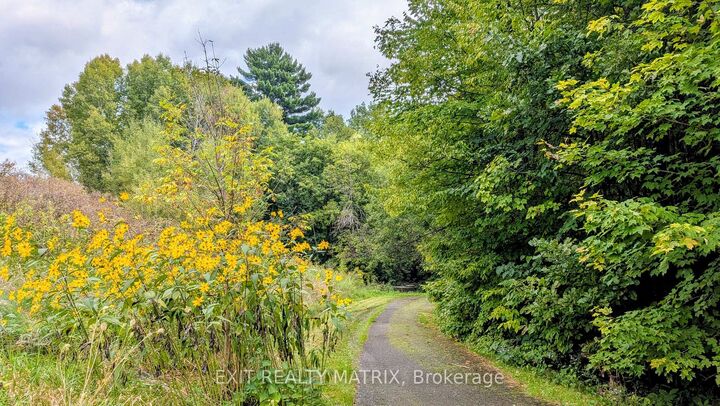 Property Photo:  270 Fernleaf Crescent  ON K1E 2Z4 