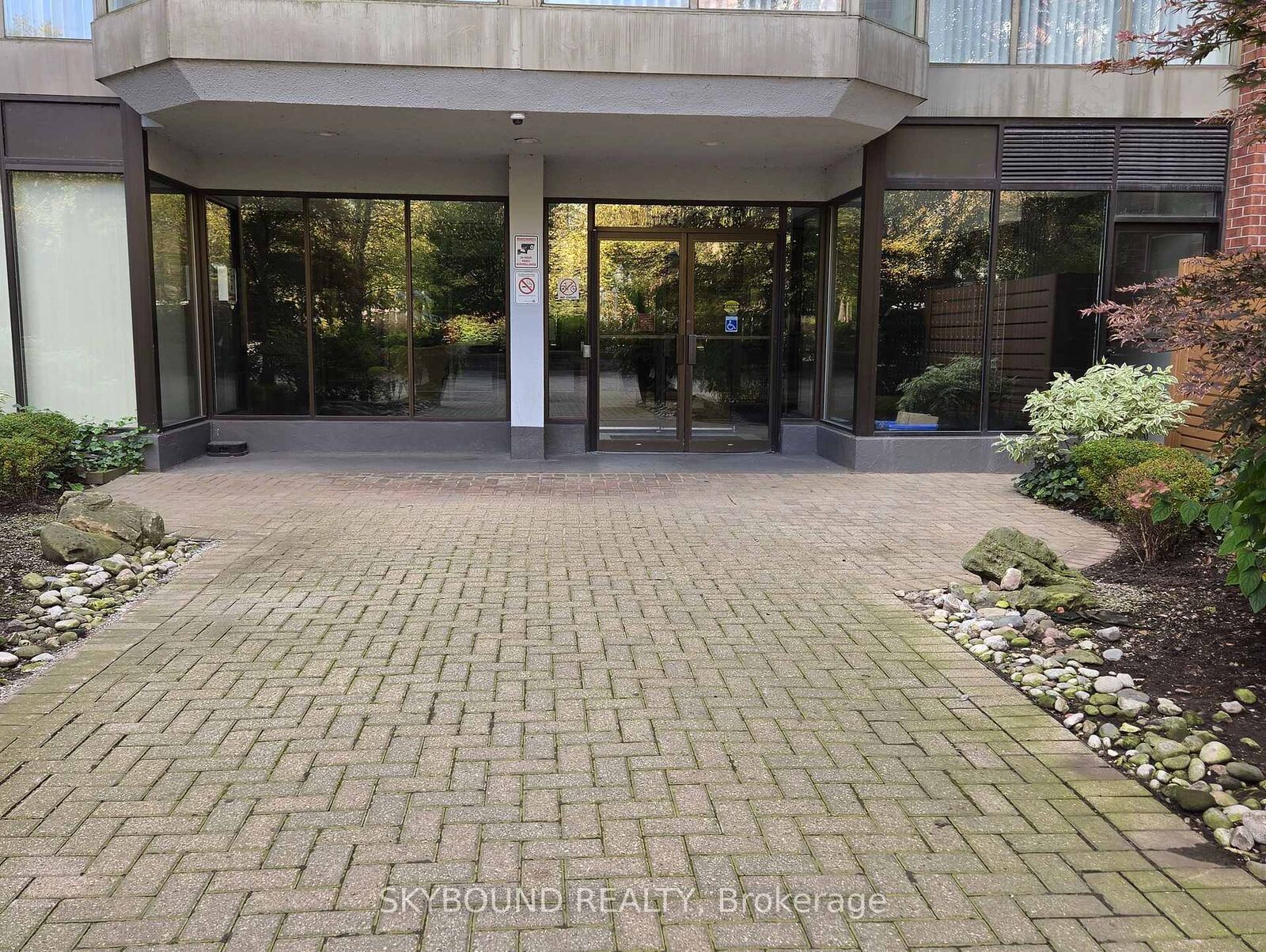 Property Photo:  22 Southport Street W 923  ON M6S 4Y9 