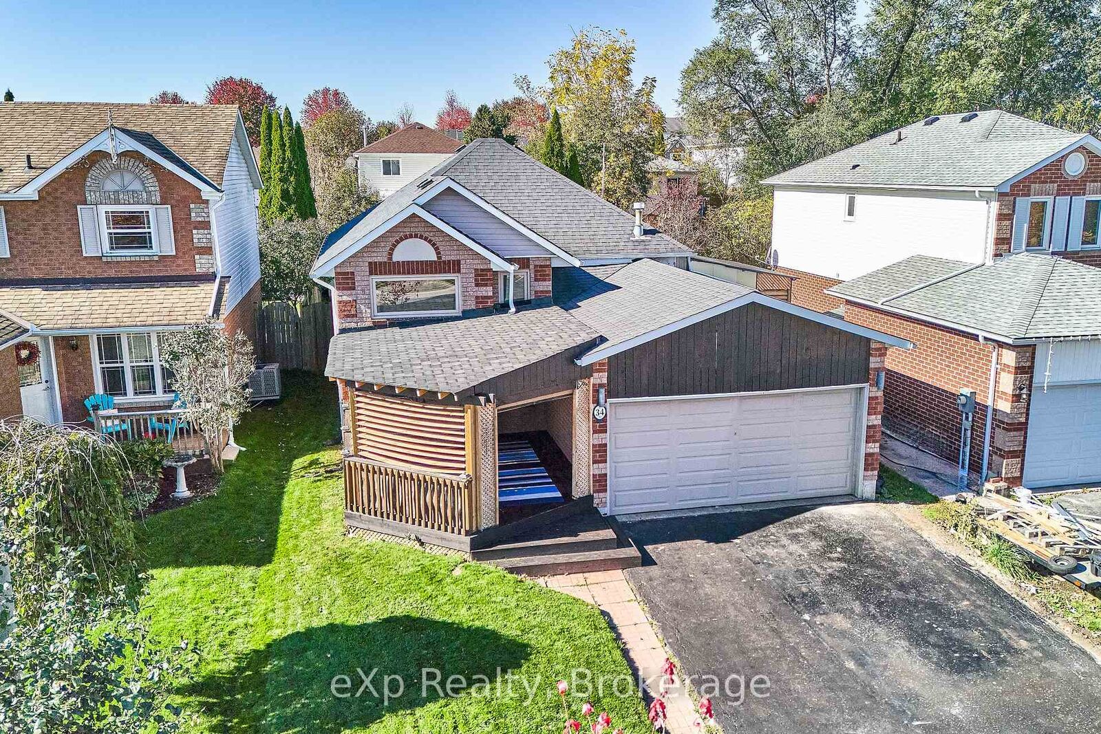 Property Photo:  34 Hooper Square  ON L1C 4X8 