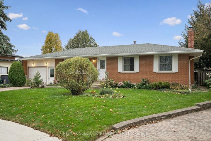 Property Photo:  52 D'Arcy Place  ON N2E 1B8 
