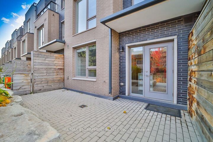 Property Photo:  2530 Eglinton Avenue W 102  ON L5M 0Z5 