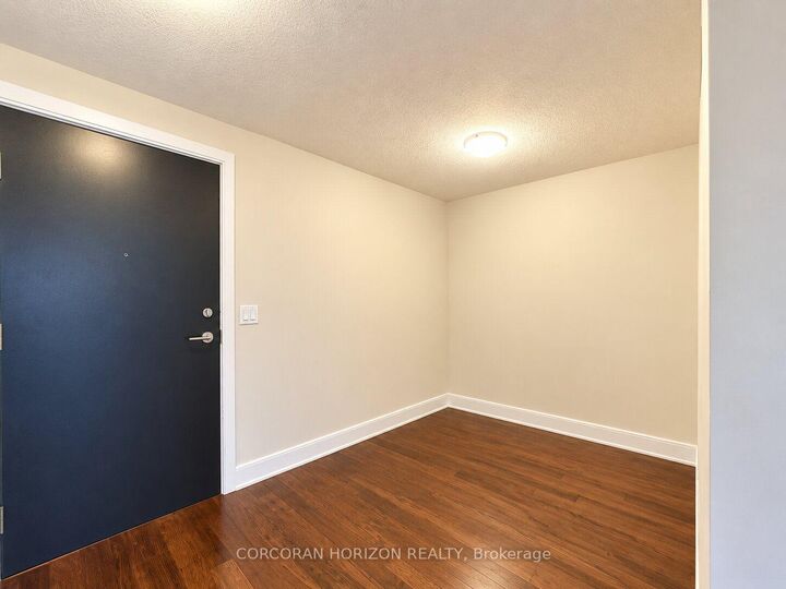 Property Photo: 135 Village Green Square 1620 ON M1S 0G4