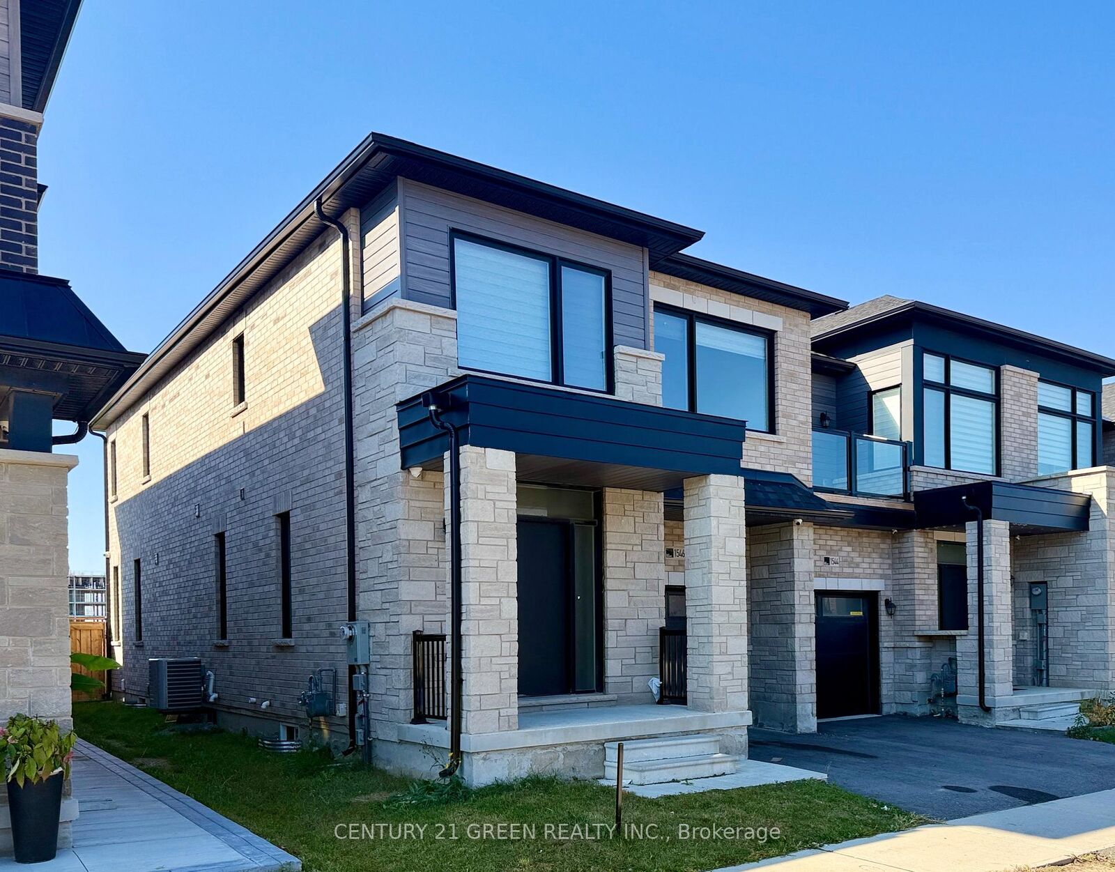 Photo de la propriété: 1546 Rose Way ON L9E 1V8