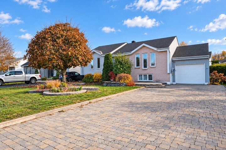 Property Photo:  906 Royal Avenue  ON K6A 3K1 