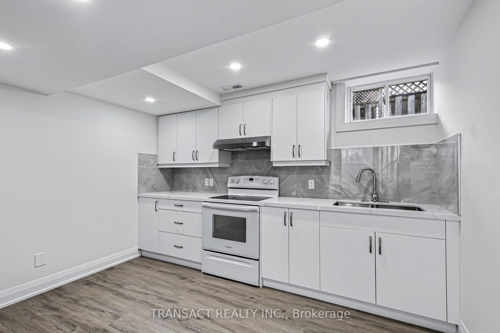 Property Photo:  301 Hickling Trail Lower  ON L4M 5Y2 