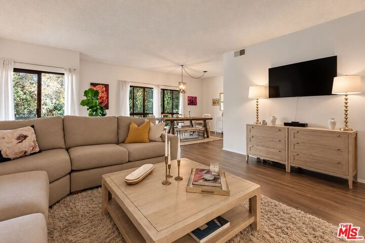 Property Photo:  637 Wilcox Ave, Unit 1E  CA 90004 