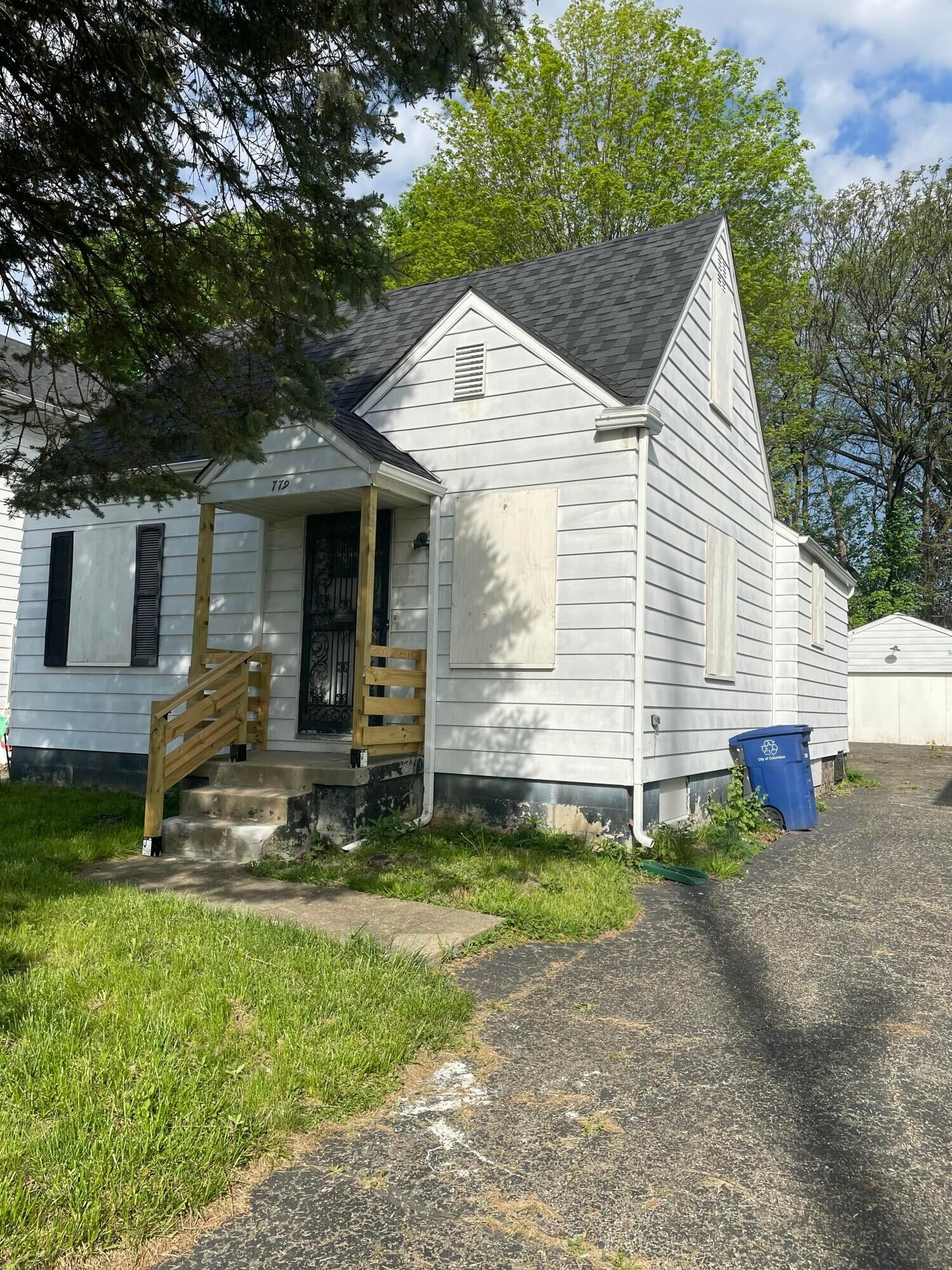 Property Photo: 779 Sunbury Road OH 43219