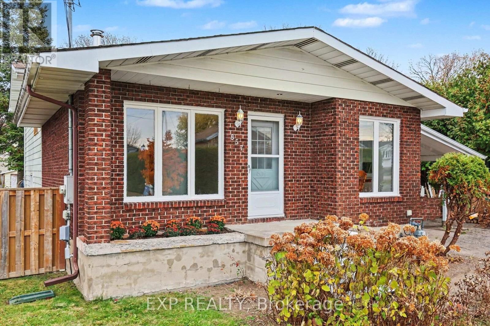 Property Photo:  857 Willow Avenue  ON K1E 1C2 