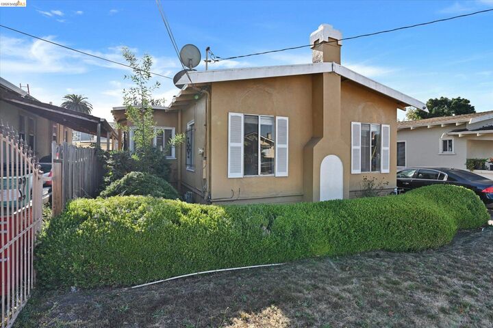 Property Photo:  2524 66th Ave  CA 94605 