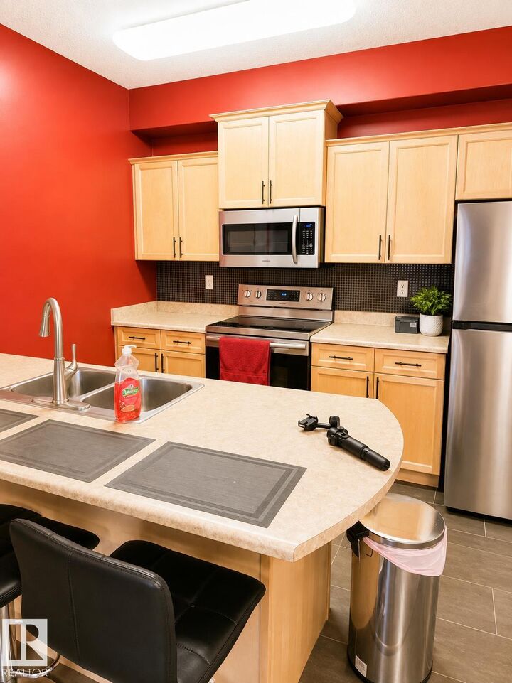 Property Photo: 16715 100 Avenue NW 202 AB T5P 4Z5