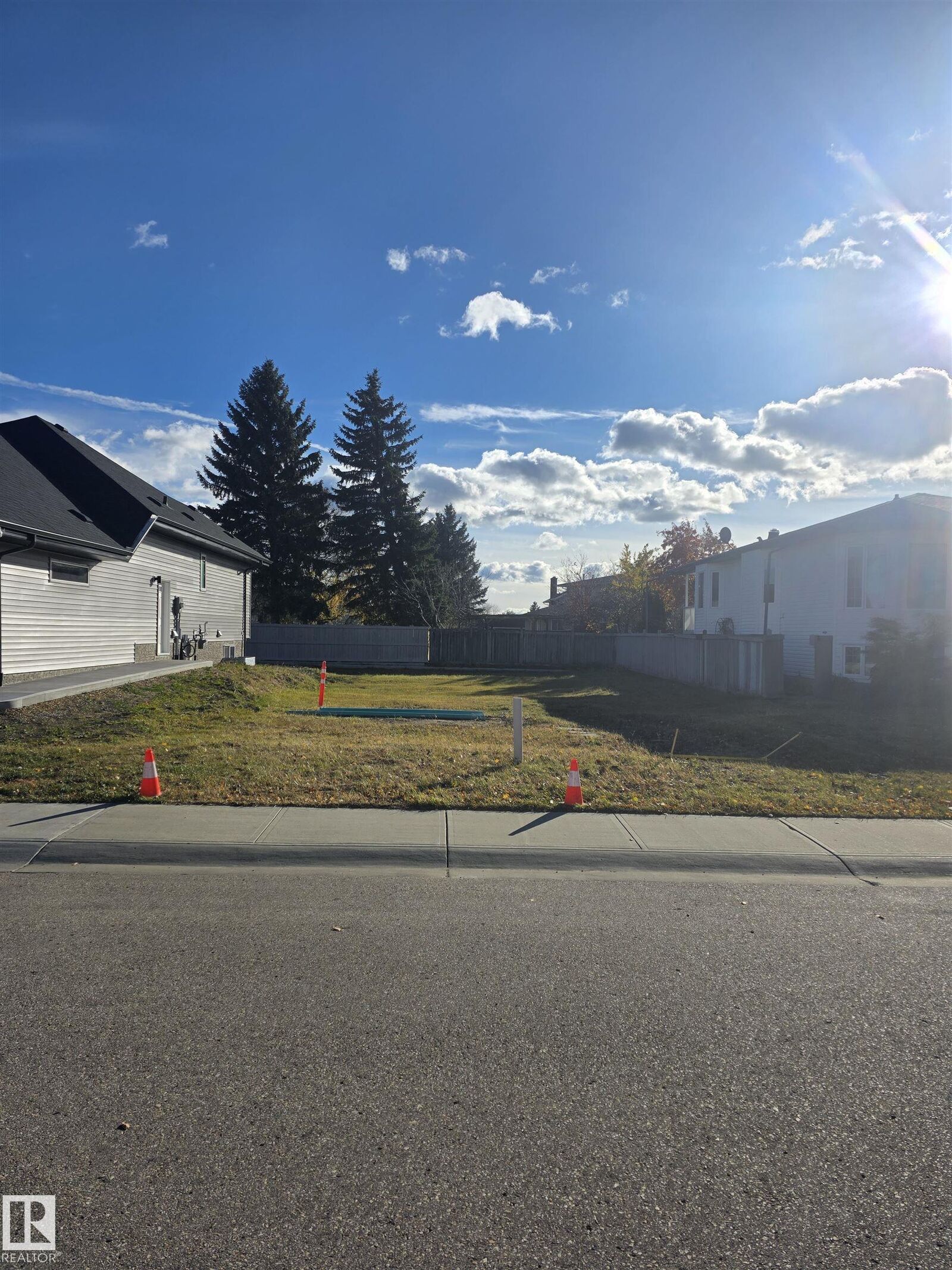 Property Photo:  35 Elsinore Place NW  AB T5X 0M6 