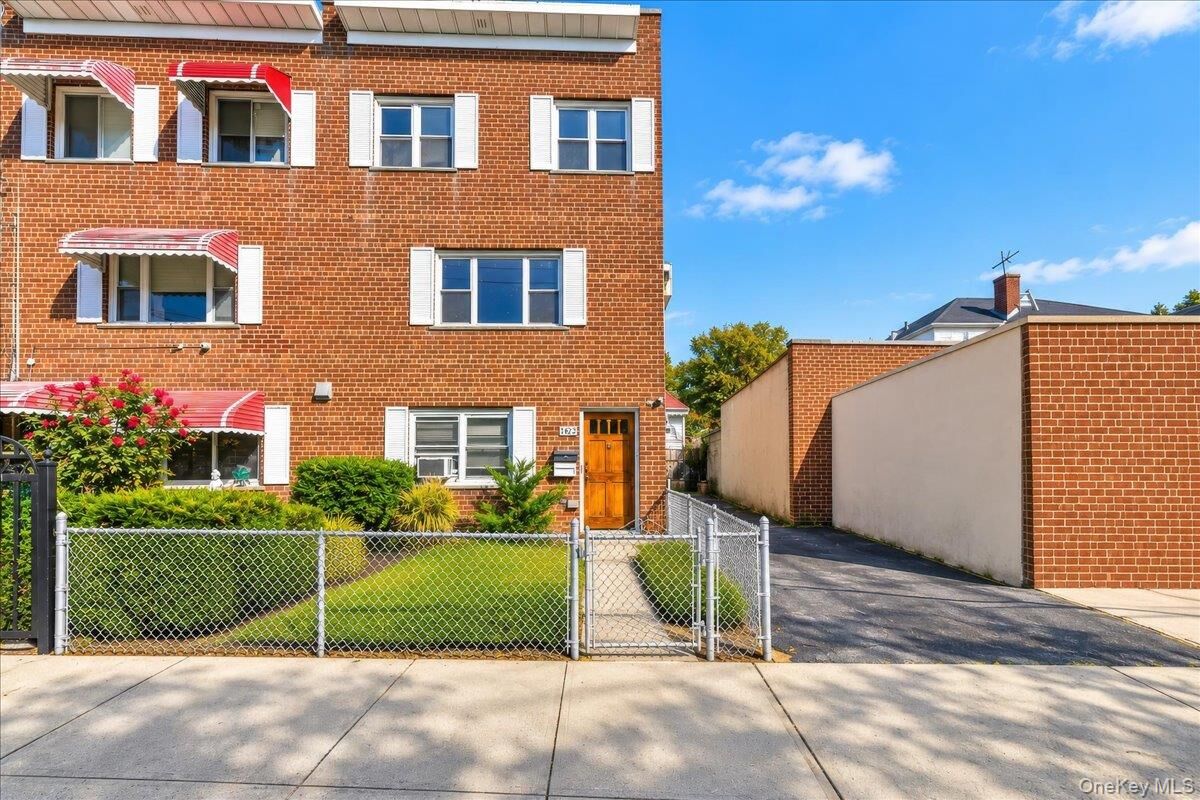 Property Photo:  1562 Paulding Avenue  NY 10462 