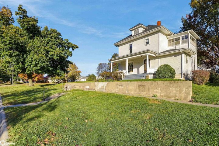 Property Photo:  305 4th Street  IA 50635 
