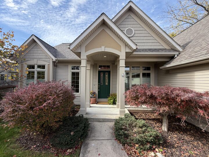 Property Photo:  1745 Oakleigh Woods Drive NW  MI 49504 
