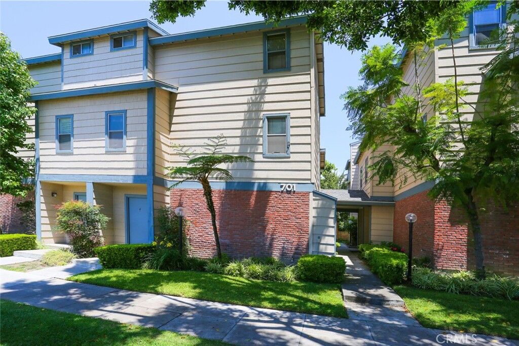 Property Photo: 701 E Harvard Street 5 CA 91205