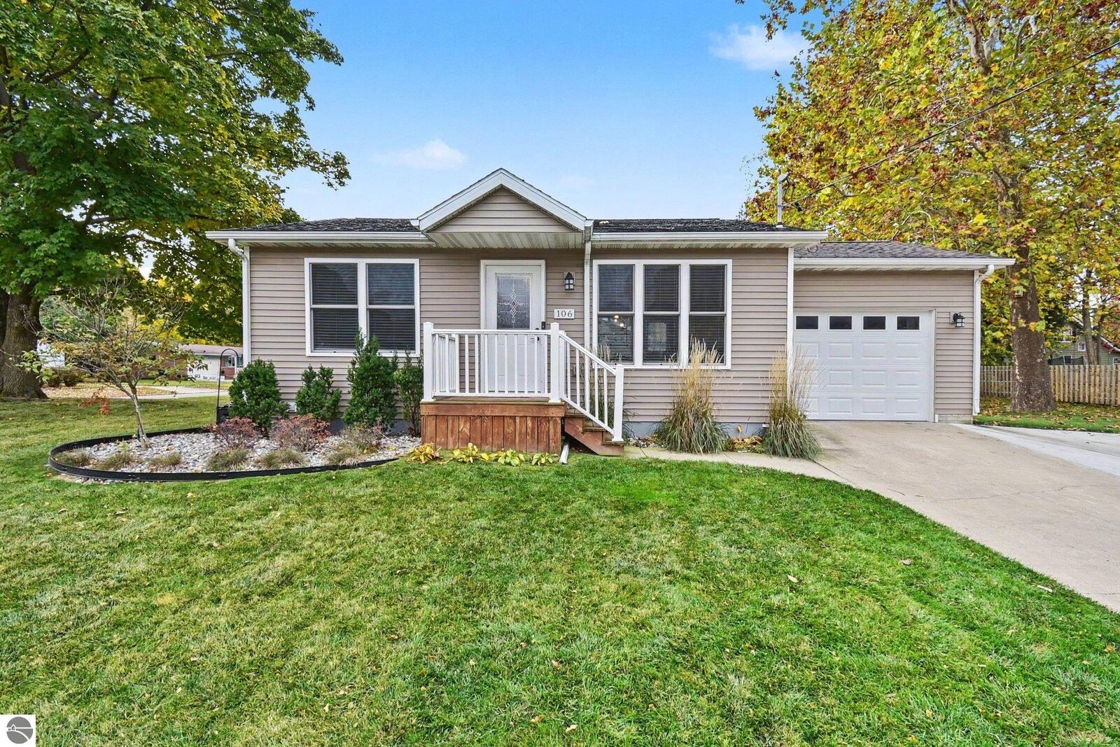Property Photo: 106 E Saint Andrews Drive MI 48640