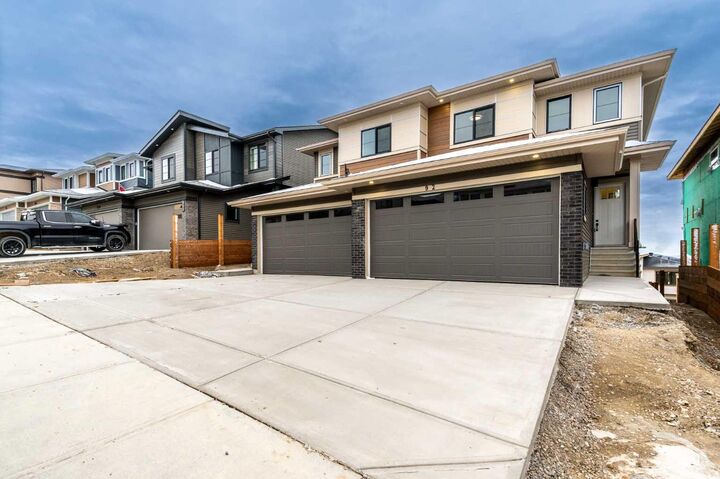 Property Photo:  92 Heritage Manor  AB T4C 3K8 
