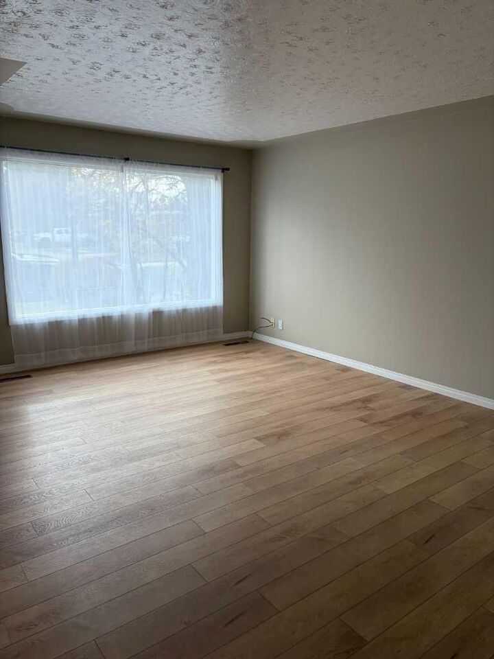 Property Photo:  1301 17 Avenue S 1  AB T1K 1A3 
