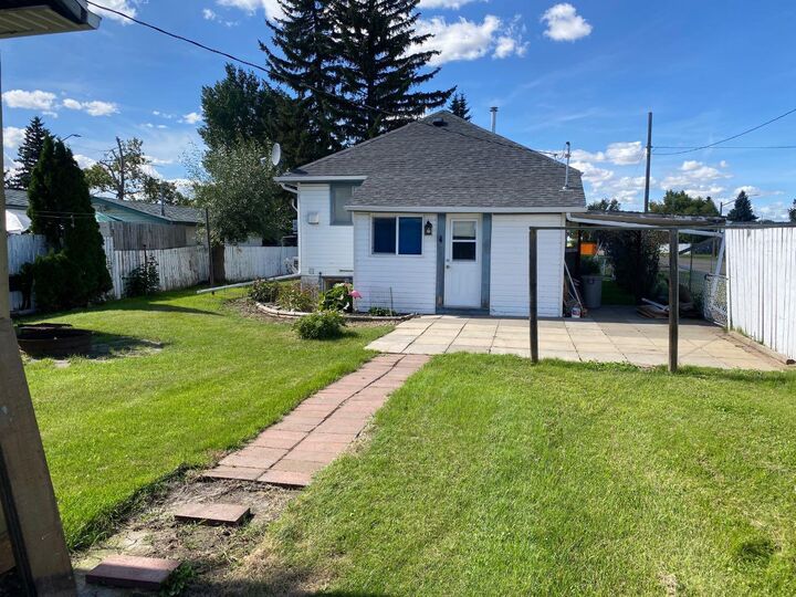 Property Photo:  1021 Moville Street  AB T0B 3P0 
