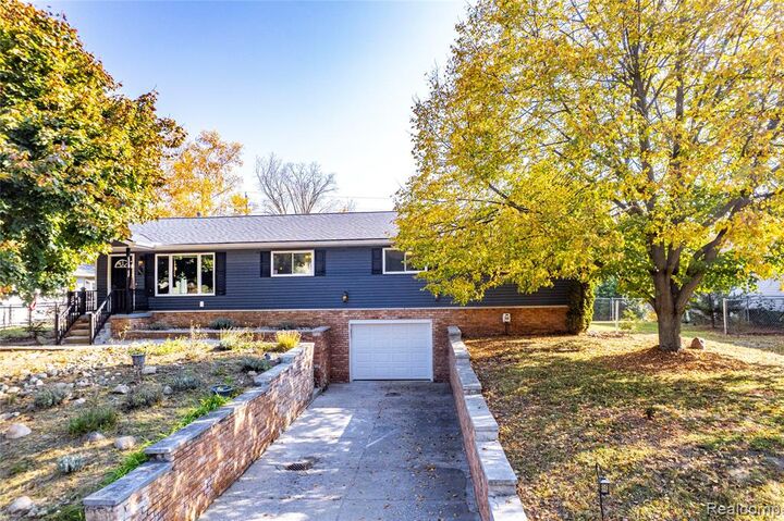Property Photo:  1815 Manorhaven Street  MI 48462 